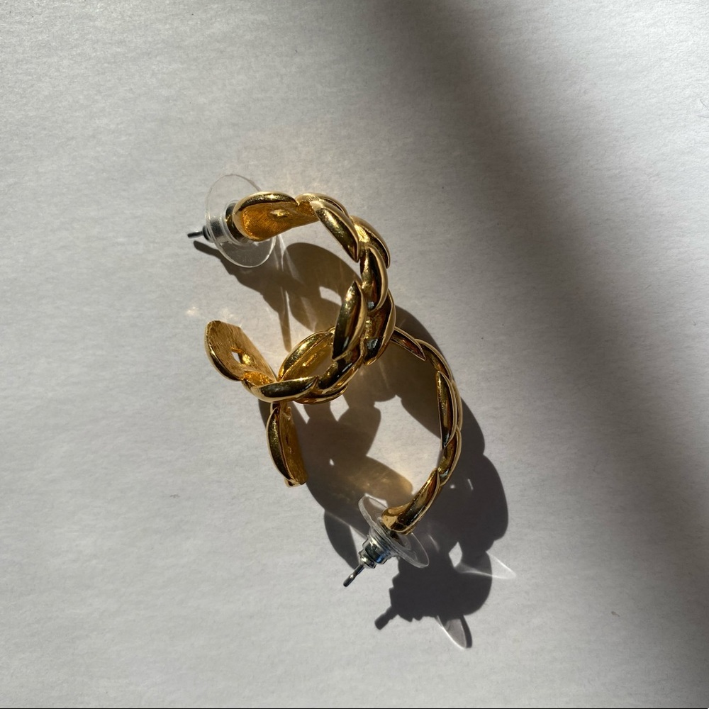 Vintage Napier Gold Curb Chain Link Huggie Hoop Earrings Pierced - minimalist
